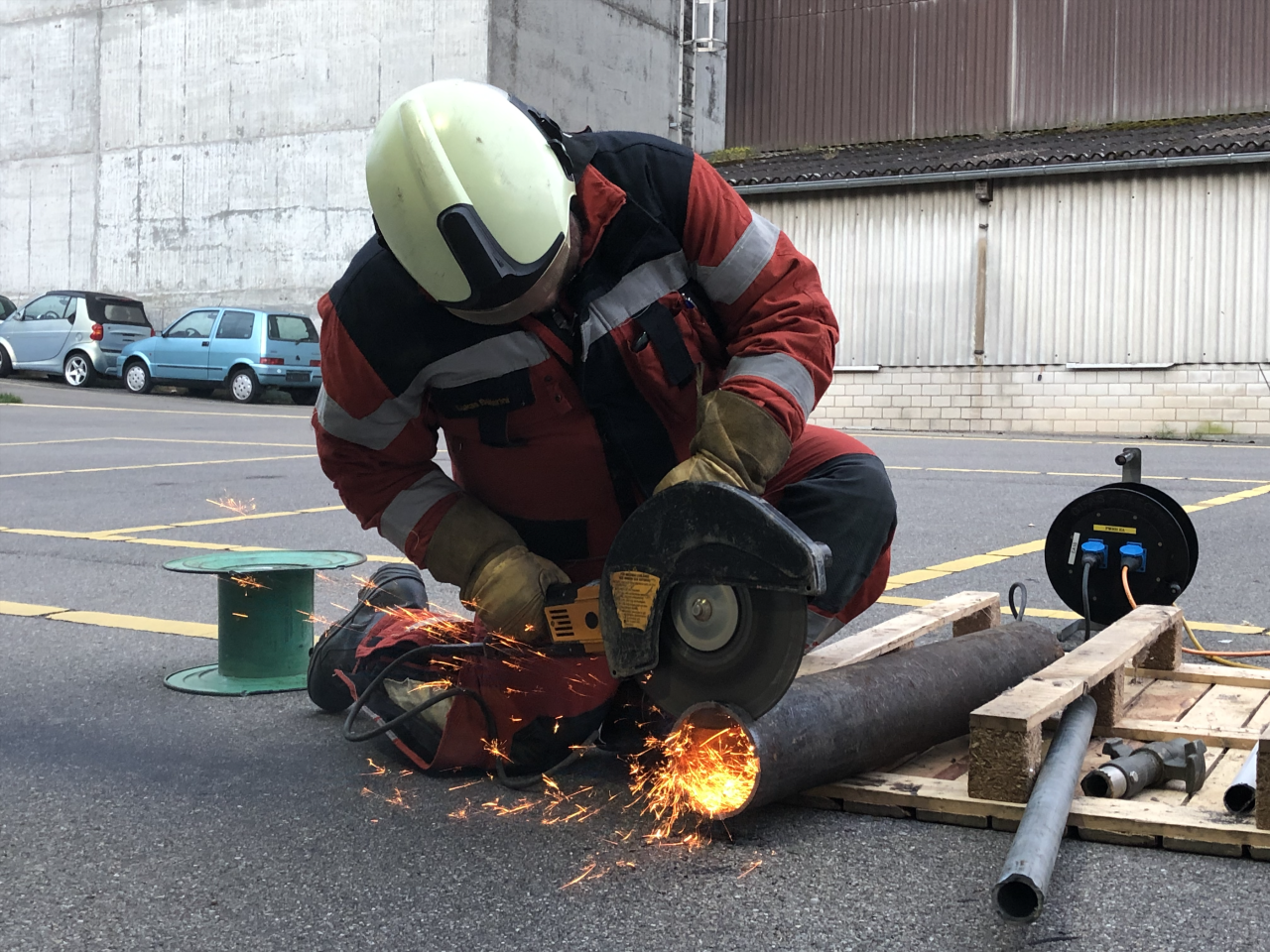 Die Feuerwehr Niederhasli Übung Metallschneider