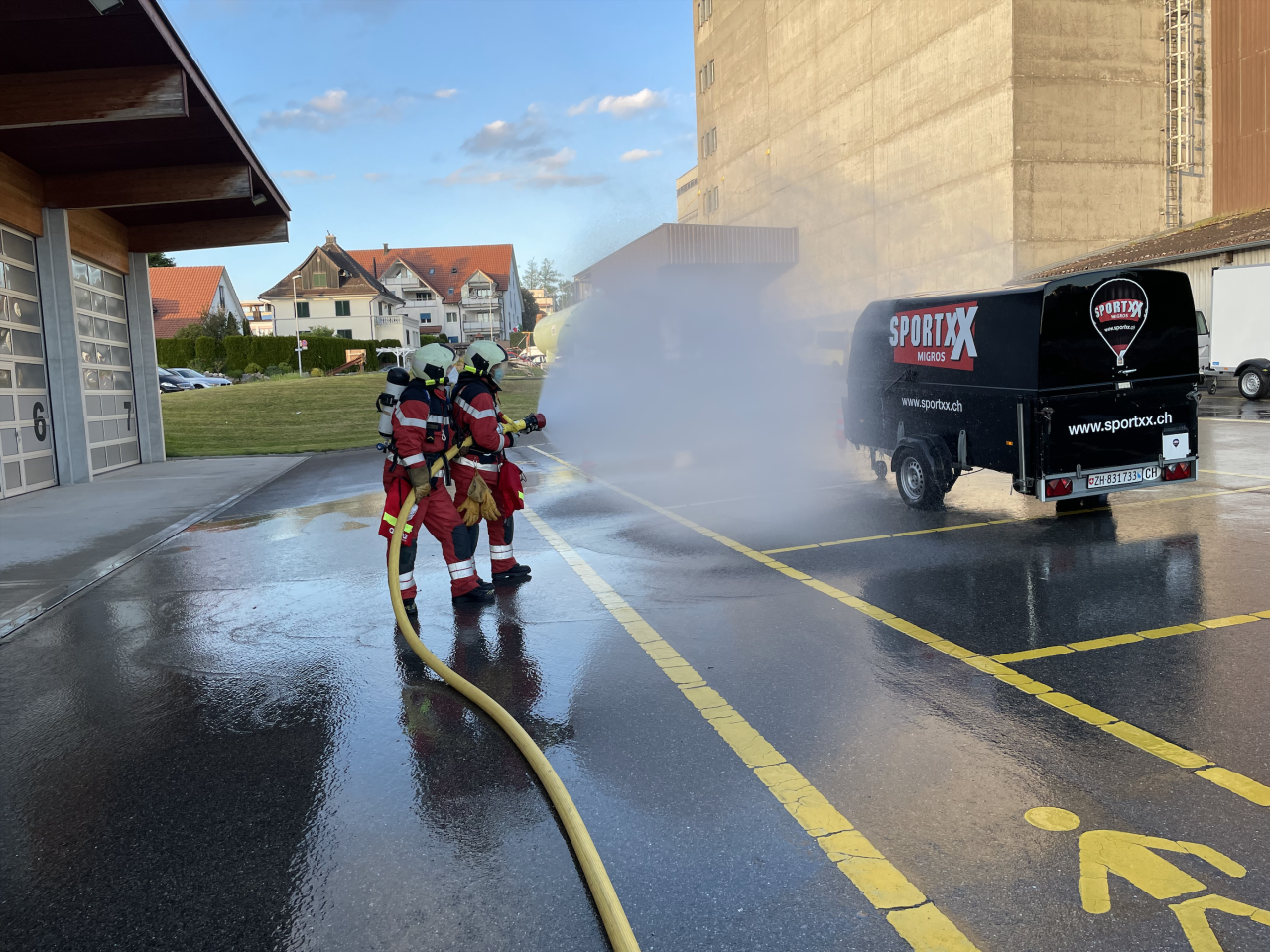 Die Feuerwehr Niederhasli Übung Löschen Fahrzeuganhänger