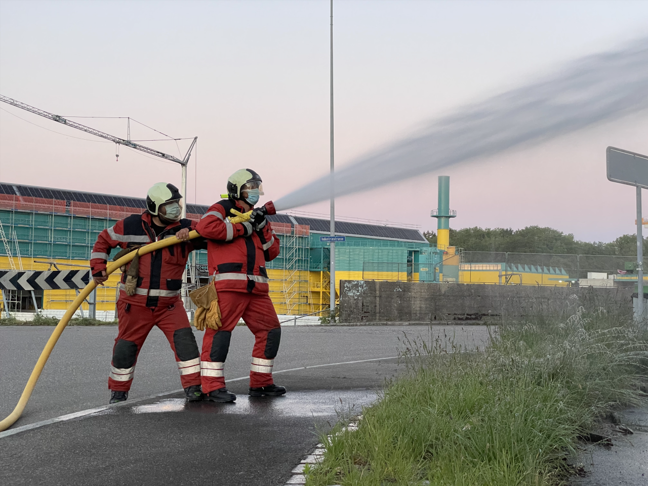 Die Feuerwehr Niederhasli Übung Löschen mit Hohlstrahlrohr